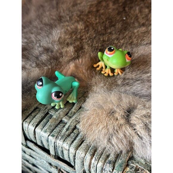 Littlest Pet Shop LPS Leapin' Lagoon Play Set Authentic 2 Frogs 236 Hasbro - Picture 8 of 8